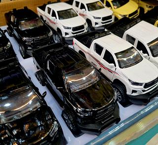 Carro miniatura pneu alto